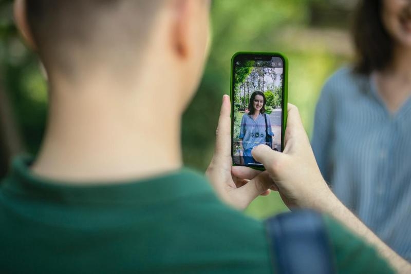 Смартфоны с ИИ догоняют фоторедакторы по росту популярности