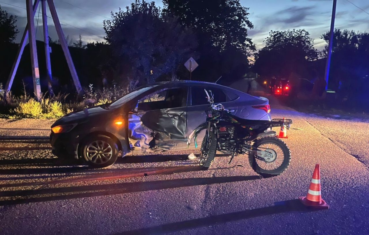 Подростки на питбайке влетели в легковушку на Ставрополье