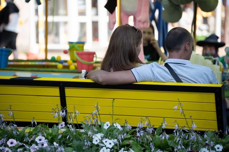 Билайн подарил Ставрополю лавочки с зарядкой в парке Победы