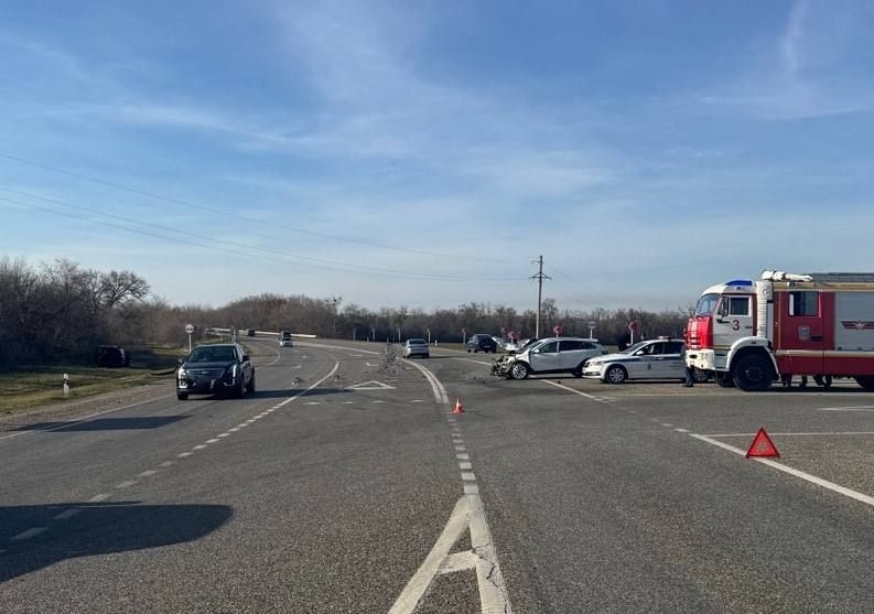 Lada и Mercedes столкнулись на Ставрополье Lada и Mercedes столкнулись на Ставрополье