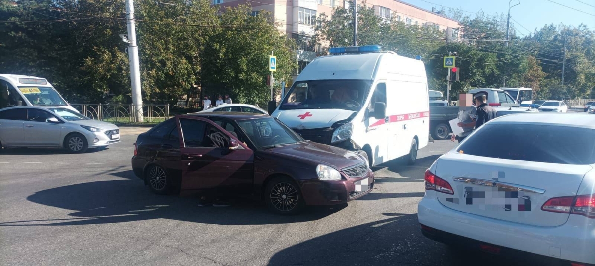 Карета скорой помощи и &laquo;Приора&raquo; столкнулись на перекрёстке в Ставрополе