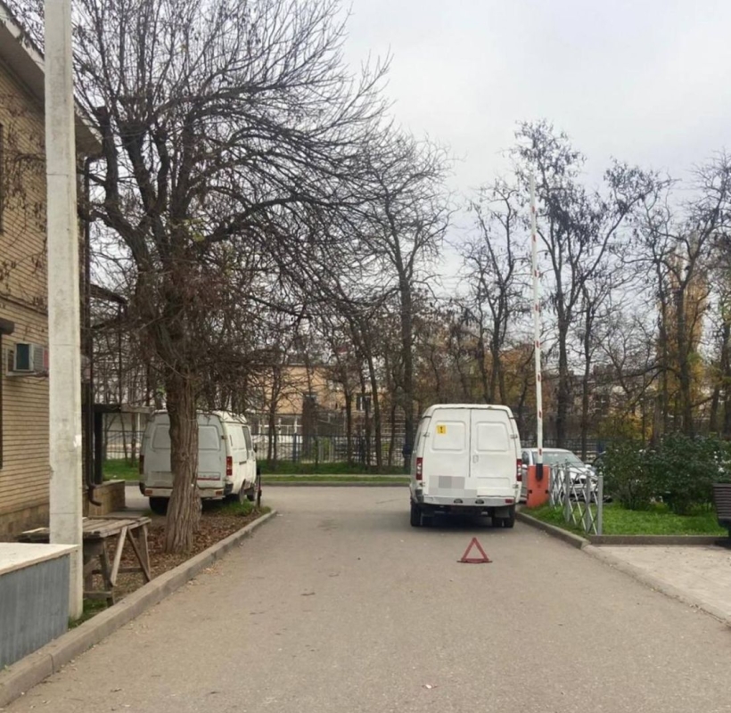 В Буденновске водитель, сдавая назад, сбил пешехода В Буденновске водитель, сдавая назад, сбил пешехода