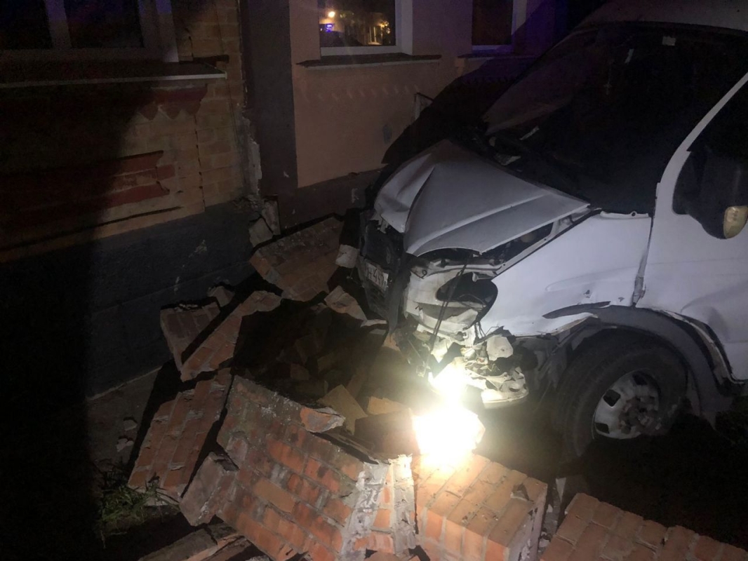 В Минводах маршрутка снесла забор, есть пострадавший