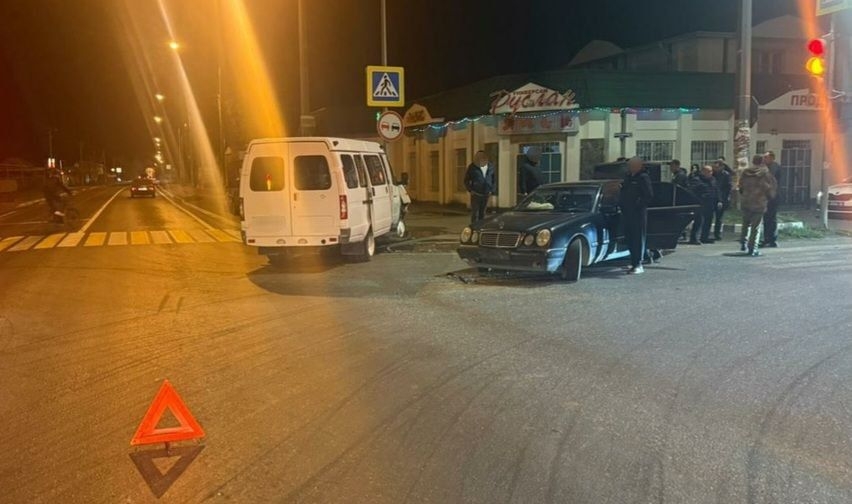 Бесправник на &laquo;Мерседесе&raquo; столкнулся с пассажирской &laquo;ГАЗелью&raquo; в Кочубеевском округе