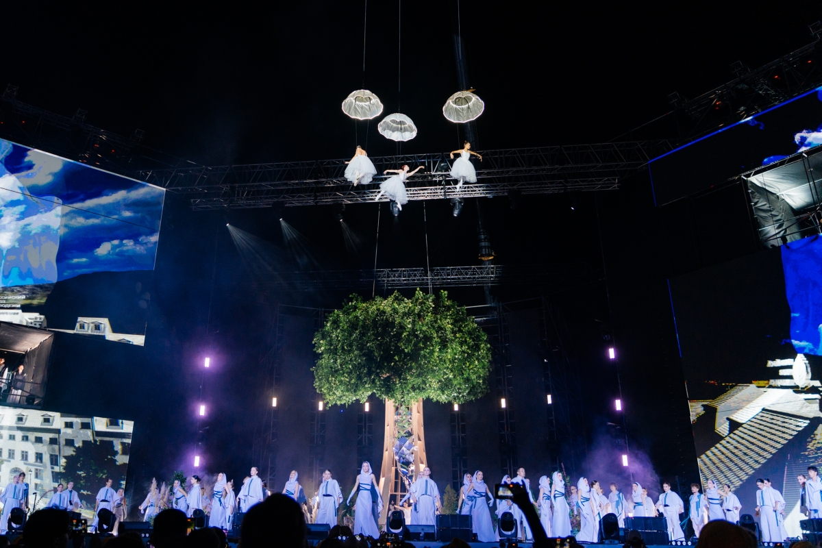 Летающим роялем и большим деревом на сцене запомнилось ставропольцам открытие Российской студенческой весны