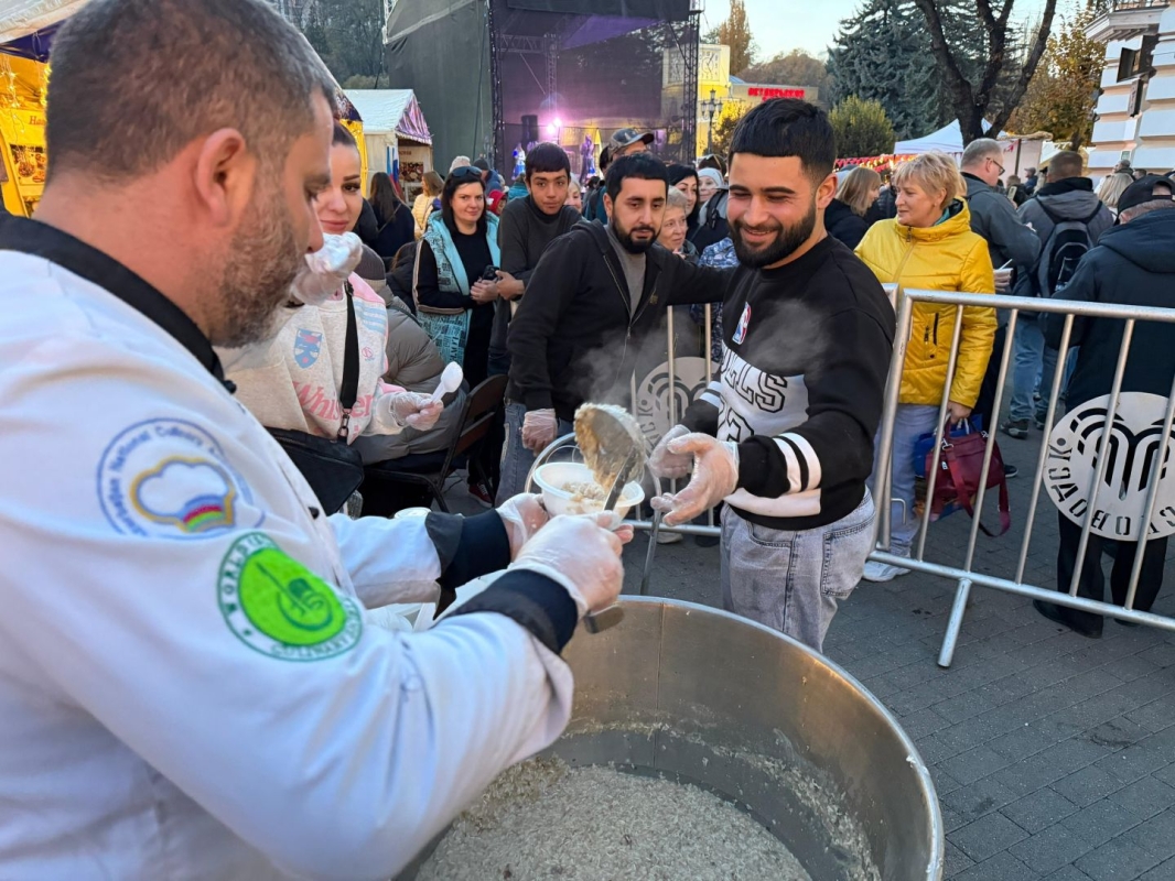 Гостей кисловодского фестиваля накормили кашей Гостей кисловодского фестиваля накормили кашей