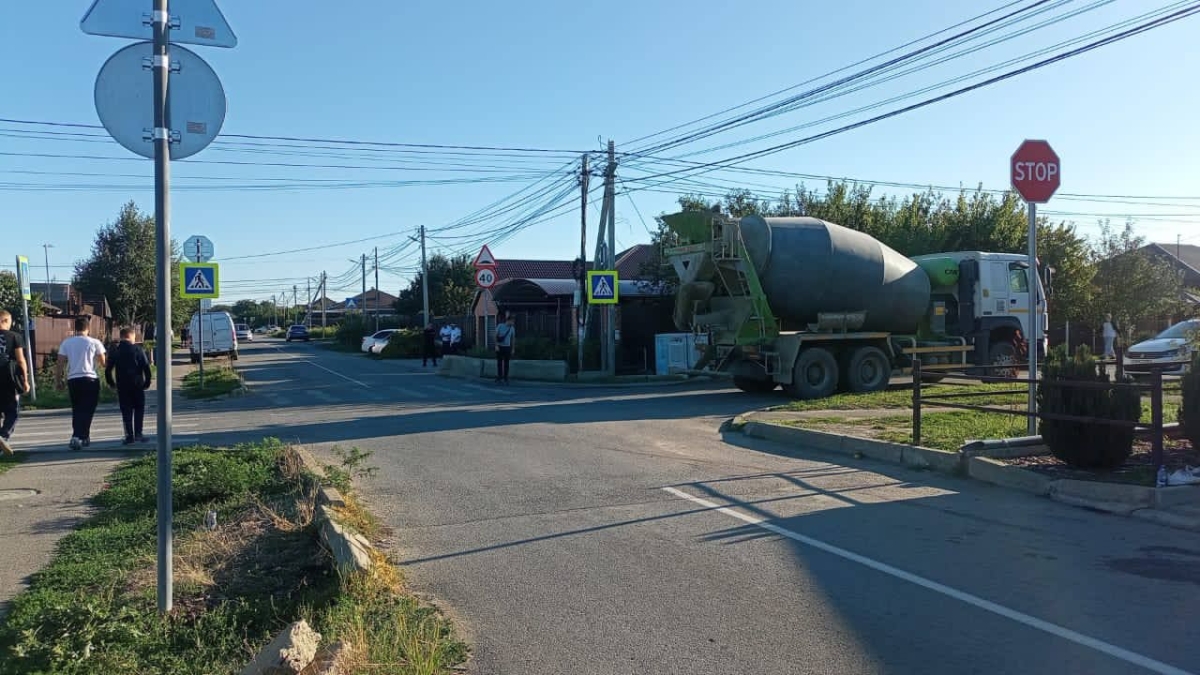 Троих подростков на питбайке сбил бетоновоз в Михайловске