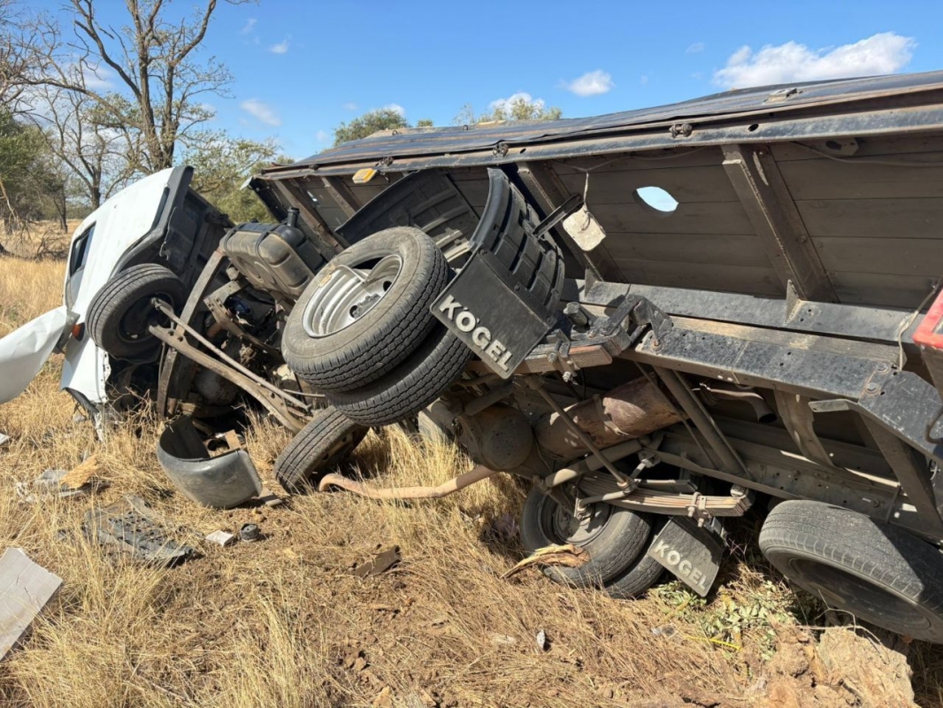 Грузовик превратился в груду металла после съезда с дороги на Ставрополье