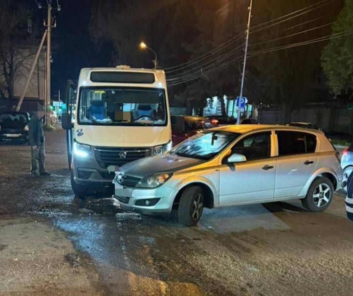 Маршрутка и легковушка столкнулись в Ставрополе
