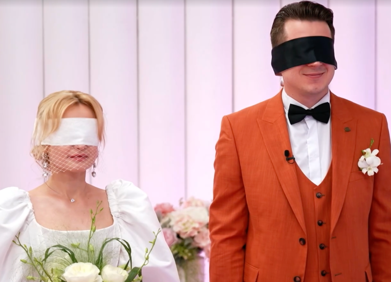 Она звонила бывшему, он спал на полу: безумная свадьба ставропольской певицы и питерского автомеханика попала на ТВ