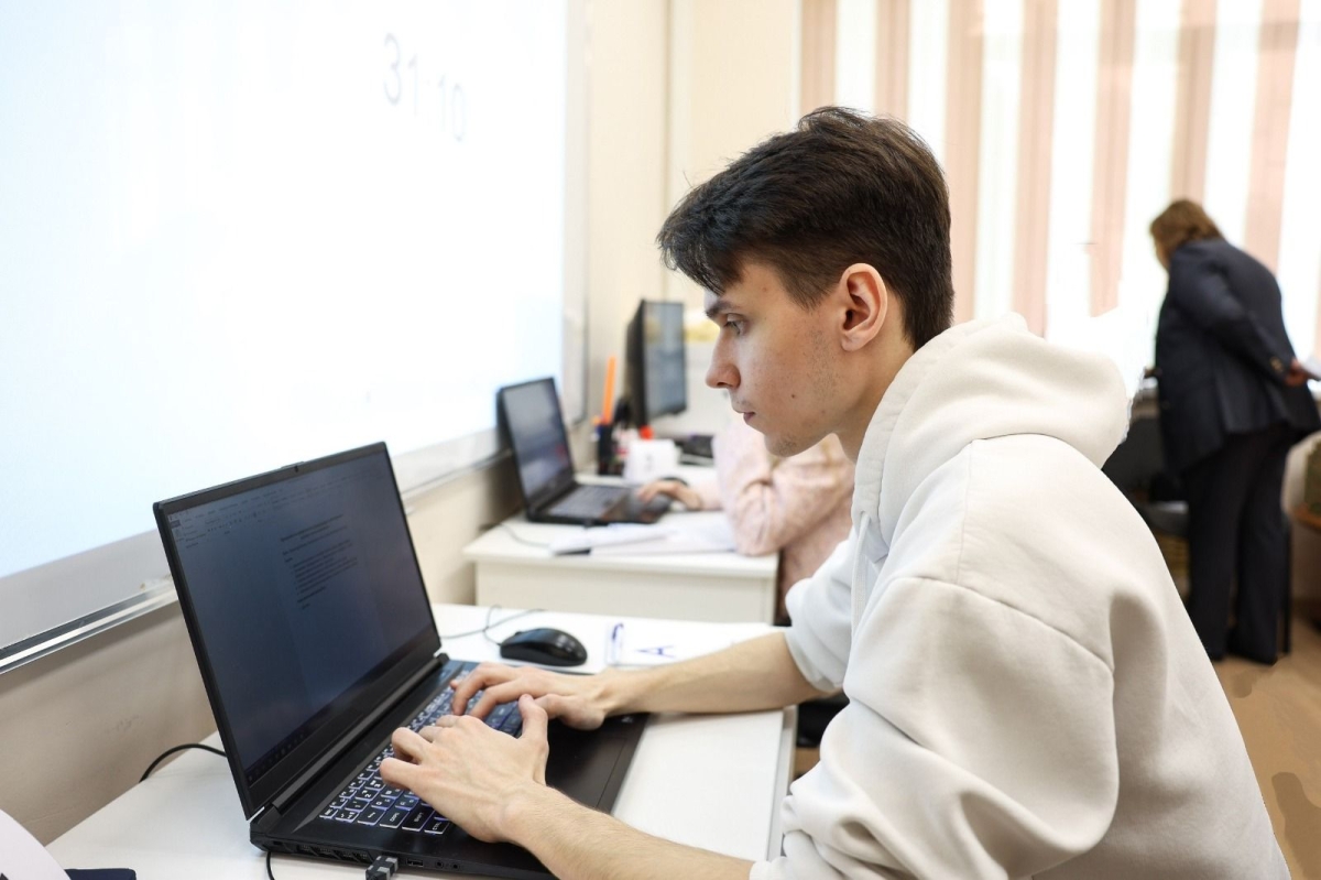 &laquo;Доверяй, но проверяй&raquo;: в федеральном вузе рассказали о принципах работы с нейросетями в СМИ