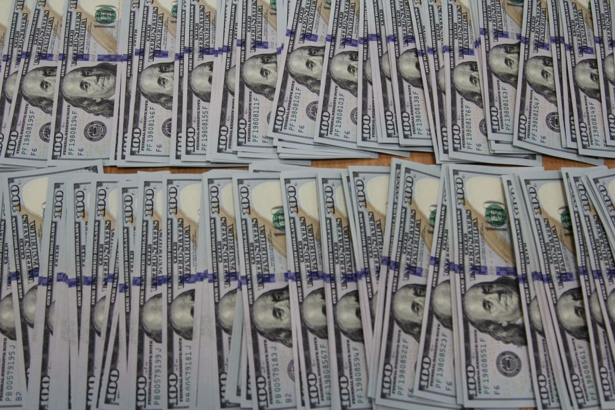 В аэропорту Минвод пресекли контрабанду 35 тысяч долларов США В аэропорту Минвод пресекли контрабанду 35 тысяч долларов США