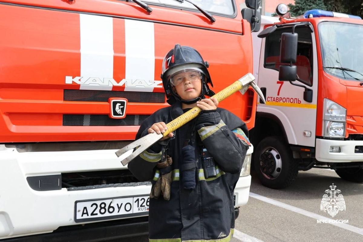 Юного ставропольца, угостившего огнеборцев водой во время пожара, поблагодарили в МЧС Юного ставропольца, угостившего огнеборцев водой во время пожара, поблагодарили в МЧС