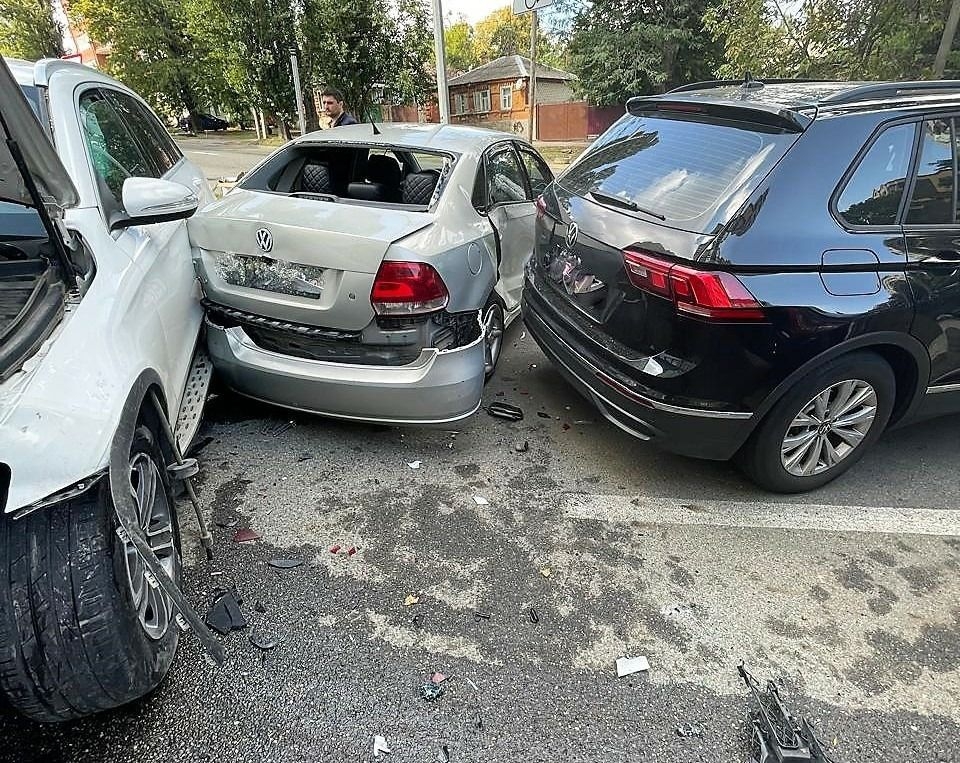 Четыре автомобиля столкнулись в Ставрополе