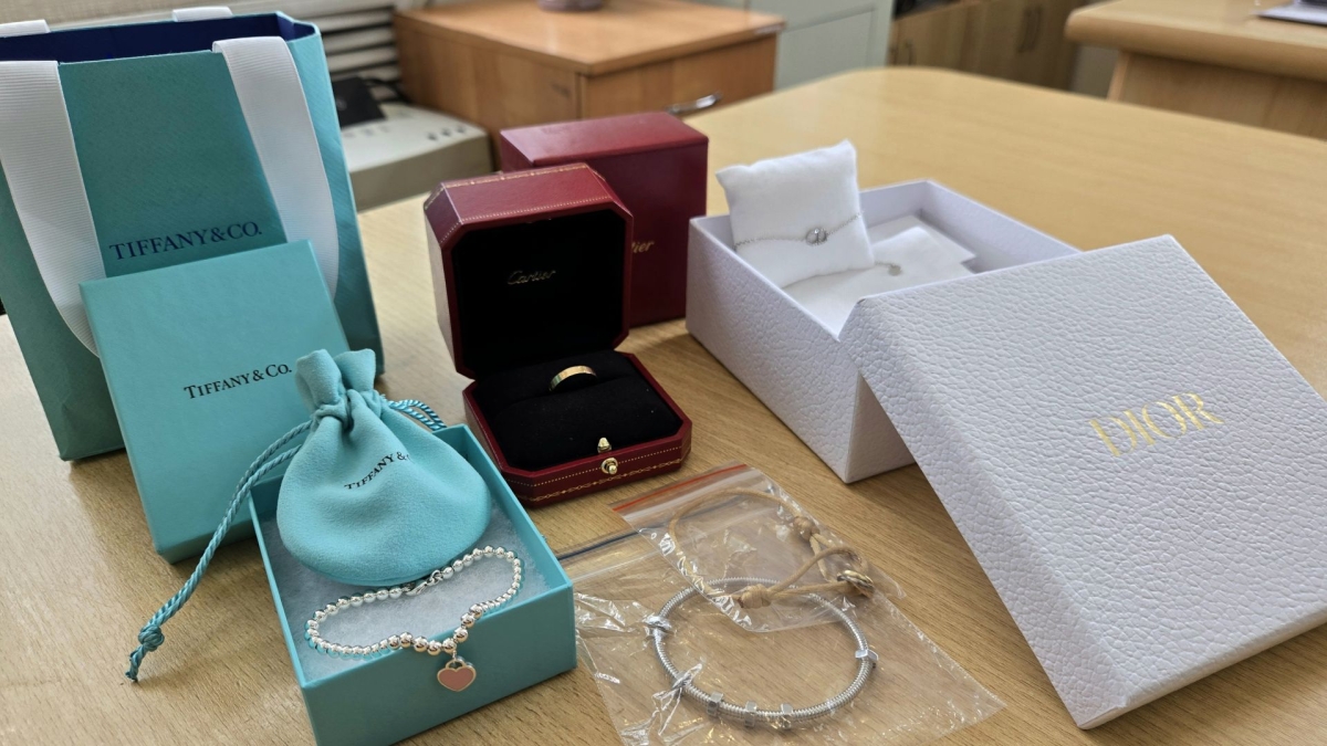 Картье — это для меня: пассажирку из Дубая задержали в Минводах с партией ювелирки на миллион рублей Картье — это для меня: пассажирку из Дубая задержали в Минводах с партией ювелирки на миллион рублей