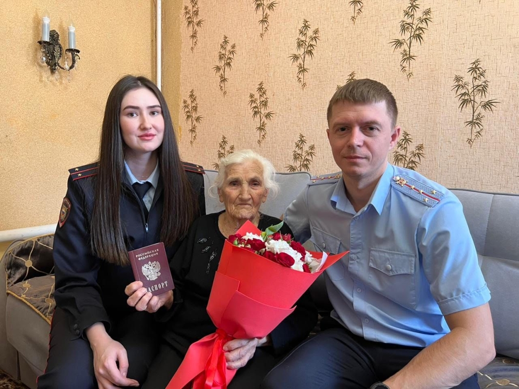Полицейские Ставрополья помогли получить гражданство 98-летней уроженке Армении