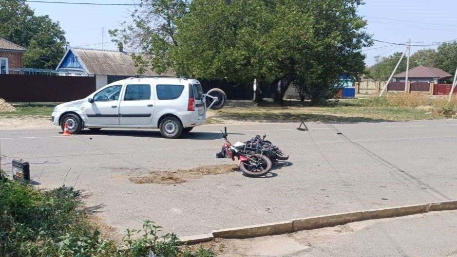 14-летний водитель мопеда пострадал из-за столкновении с легковушкой на Ставрополье