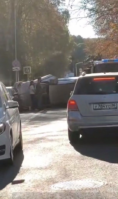 Автомобиль перевернулся в центре Ставрополя