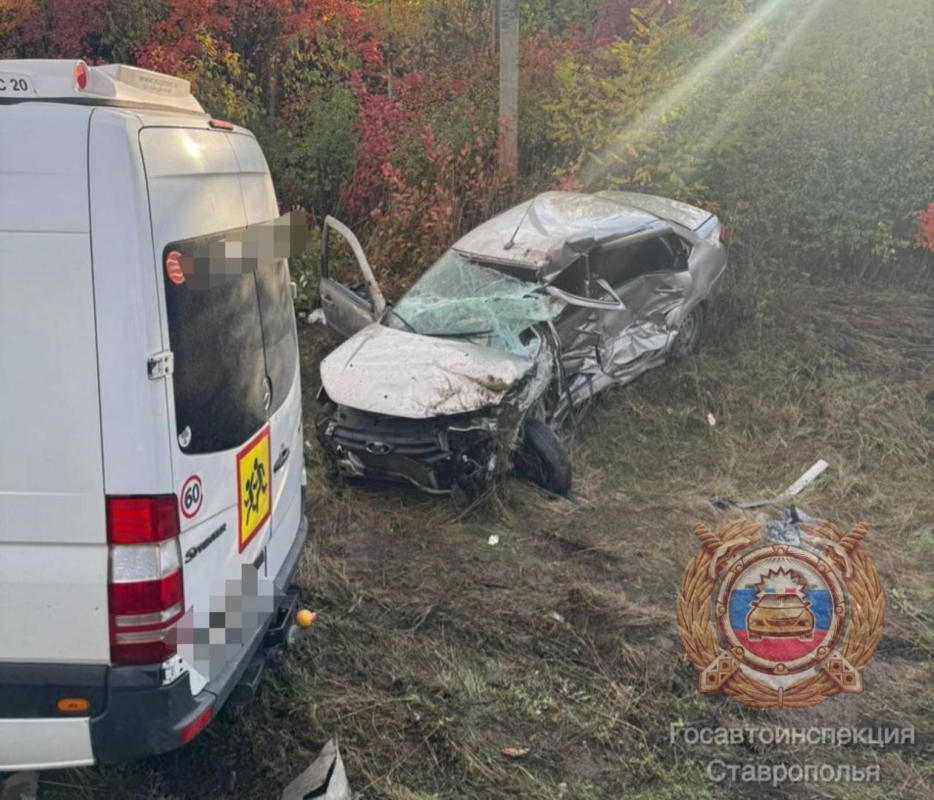 Водитель погиб, дети пострадали: на Ставрополье легковушка въехала в пассажирский автобус