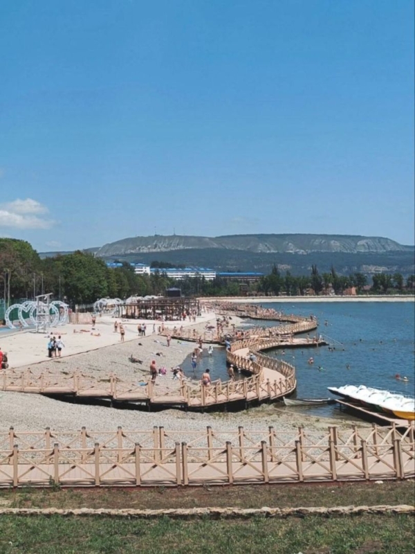 Вандалы испортили конструкции у кисловодского озера