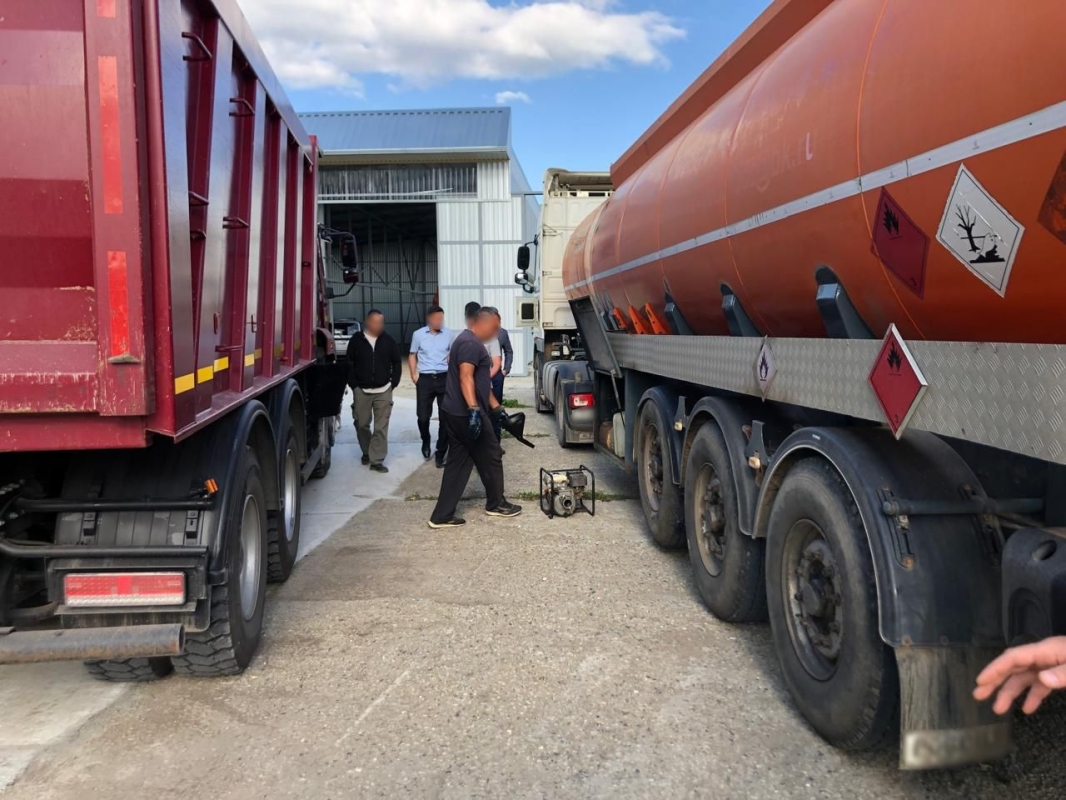 Трое ставропольцев подозреваются в краже почти 60 тонн дизеля у РЖД Трое ставропольцев подозреваются в краже почти 60 тонн дизеля у РЖД