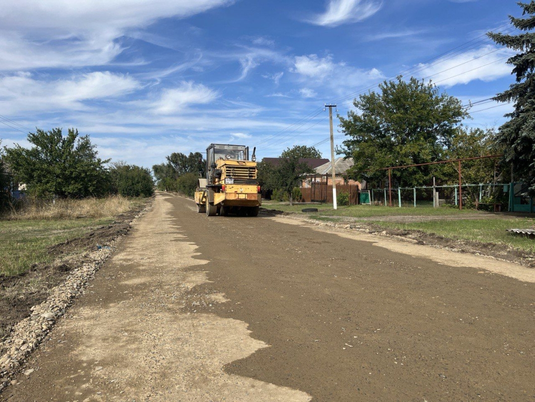Асфальт уложат на двух улицах станицы Новоалександровского округа