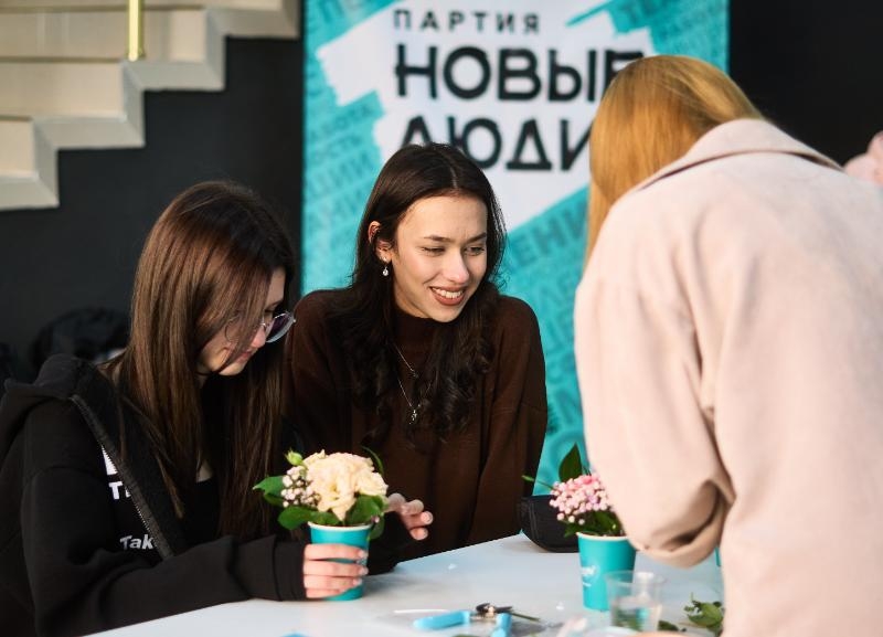 Букет по-новому: партия &laquo;Новые люди&raquo; объединила школьников и родителей ко Дню учителя