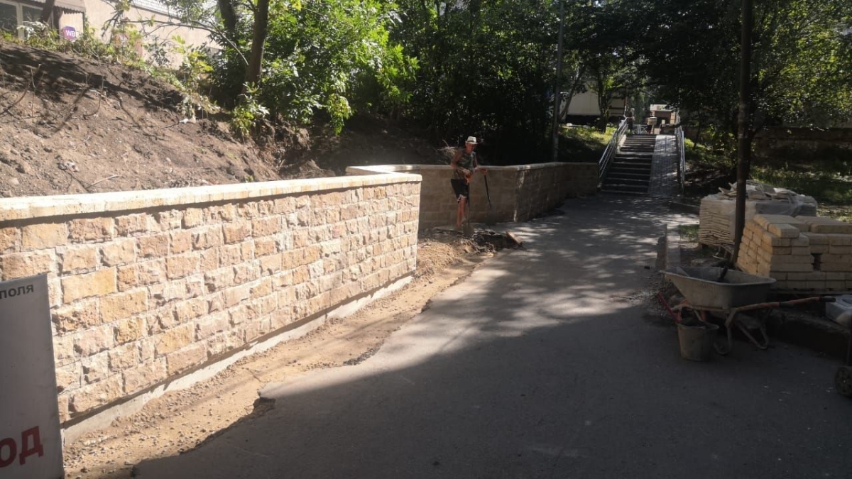 В Ставрополе ремонтируют 100-метровую подпорную стену по улице 50 лет ВЛКСМ В Ставрополе ремонтируют 100-метровую подпорную стену по улице 50 лет ВЛКСМ
