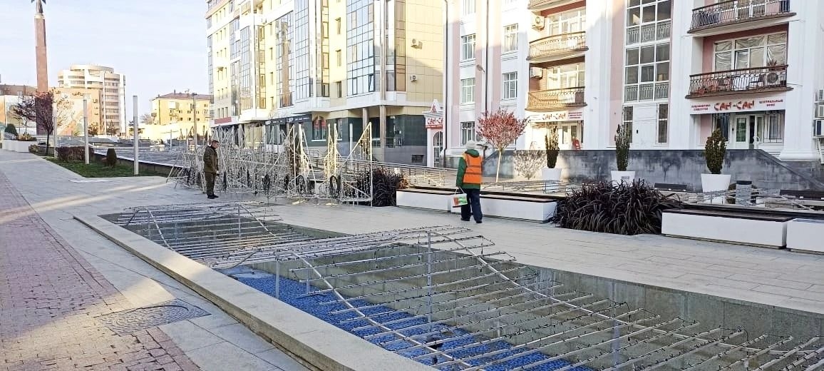 В Ставрополе приступили к монтажу зимних инсталляций на городских фонтанах В Ставрополе приступили к монтажу зимних инсталляций на городских фонтанах