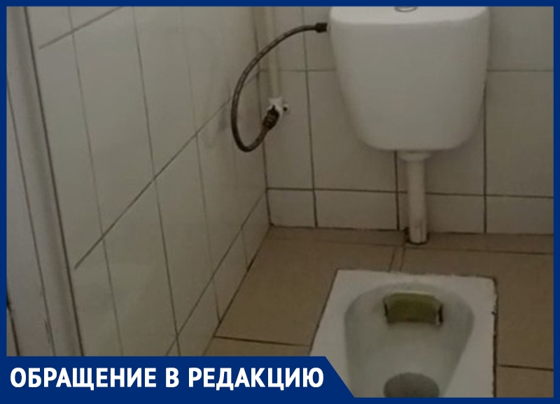 На безобразный туалет для девочек в школе Ессентуков пожаловались родители